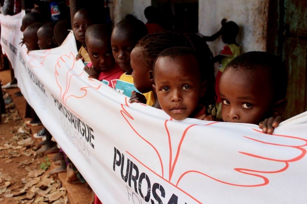 Fondazione Purosangue bambini africani sorridono